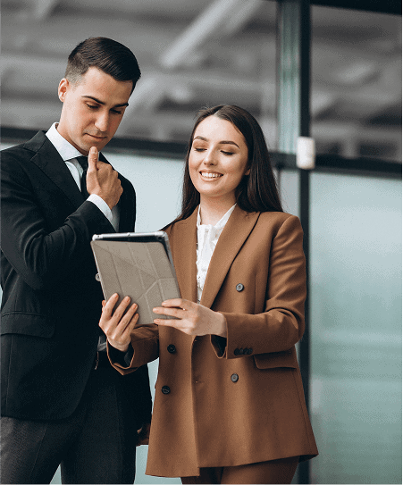 Conseiller en investissement et client analysant le tableau de bord des indicateurs de performance du portefeuille pour l'analyse des risques et de la performance